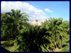 Turia Gardens (Jardí del Túria), this part of the Turia river was emptied after the 1957 floodings.